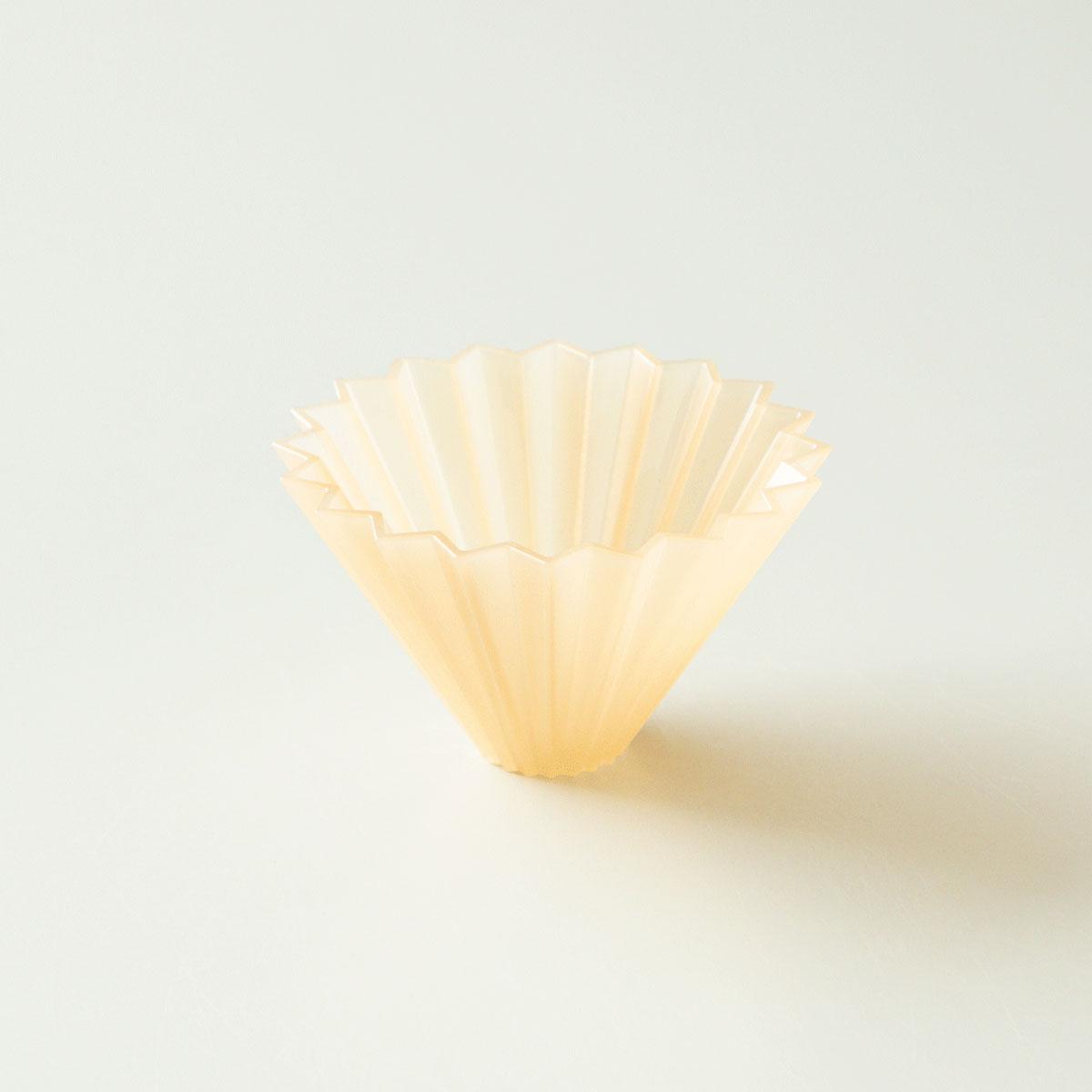 Der Origami Air Dripper in der Farbe Beige von vorne.