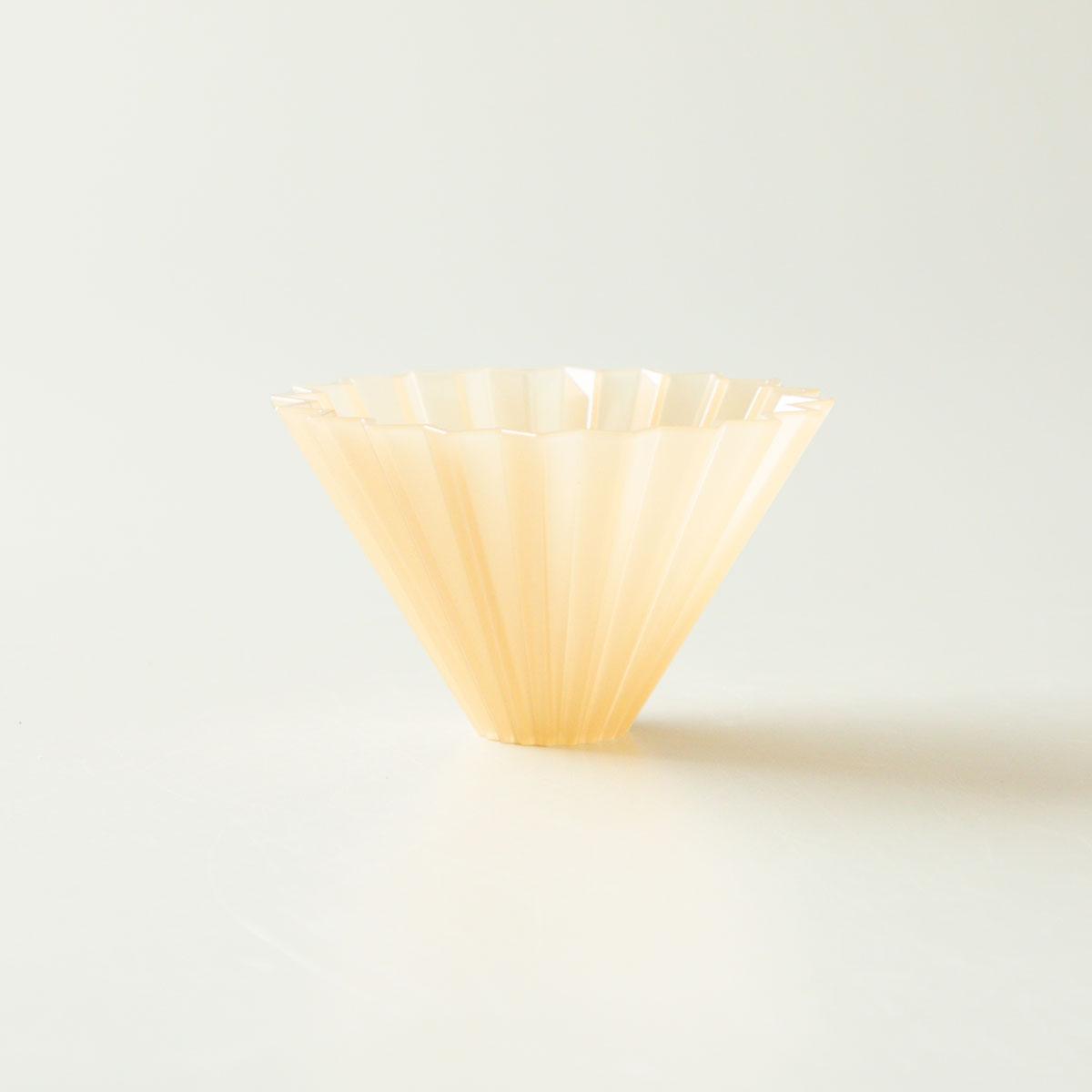 Der Origami Air Dripper in der Farbe Beige von vorne.