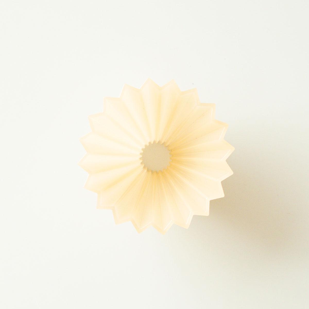 Der Origami Air Dripper in der Farbe Beige von oben.
