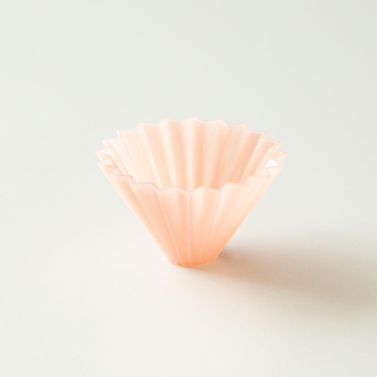 Der Origami Air Dripper in der Farbe Rosa von vorne