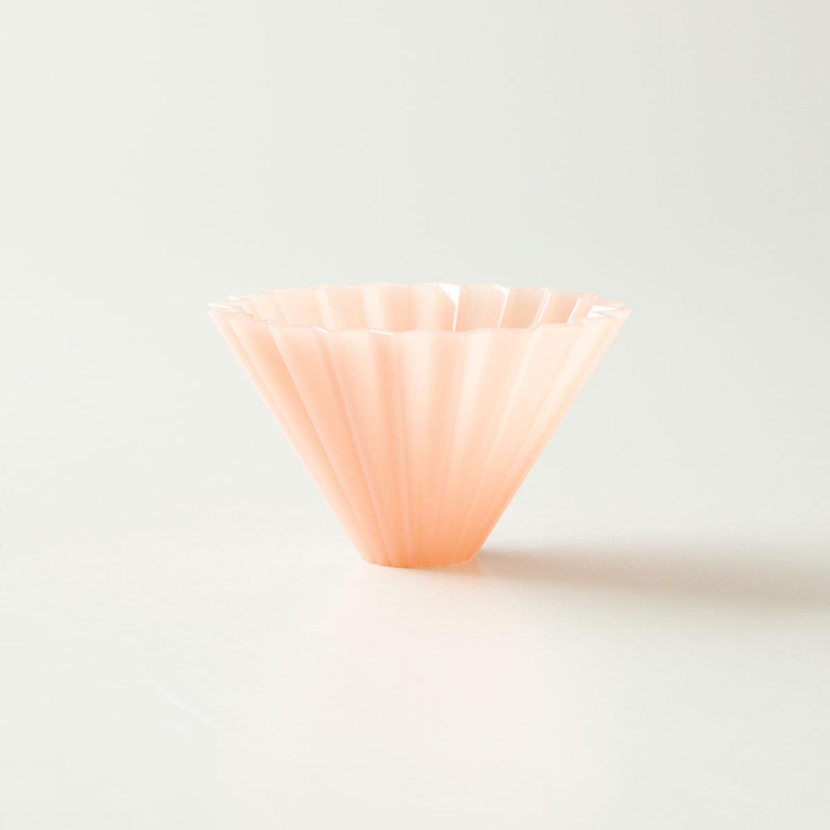 Der Origami Air Dripper in der Farbe Rosa von vorne