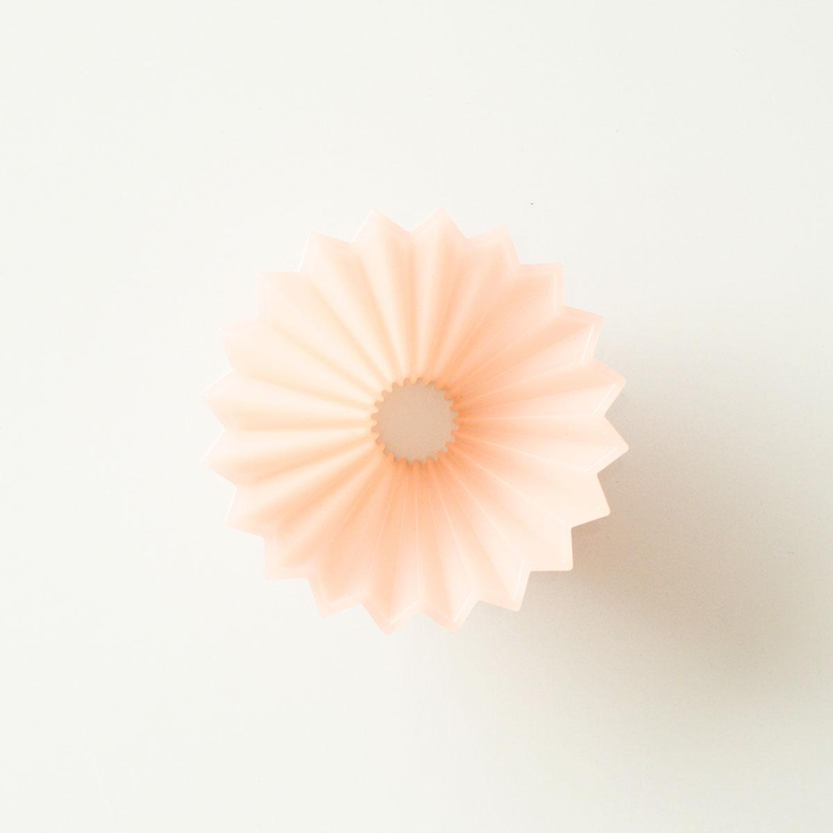 Der Origami Air Dripper in der Farbe Rosa aus der Vorgelperspektive